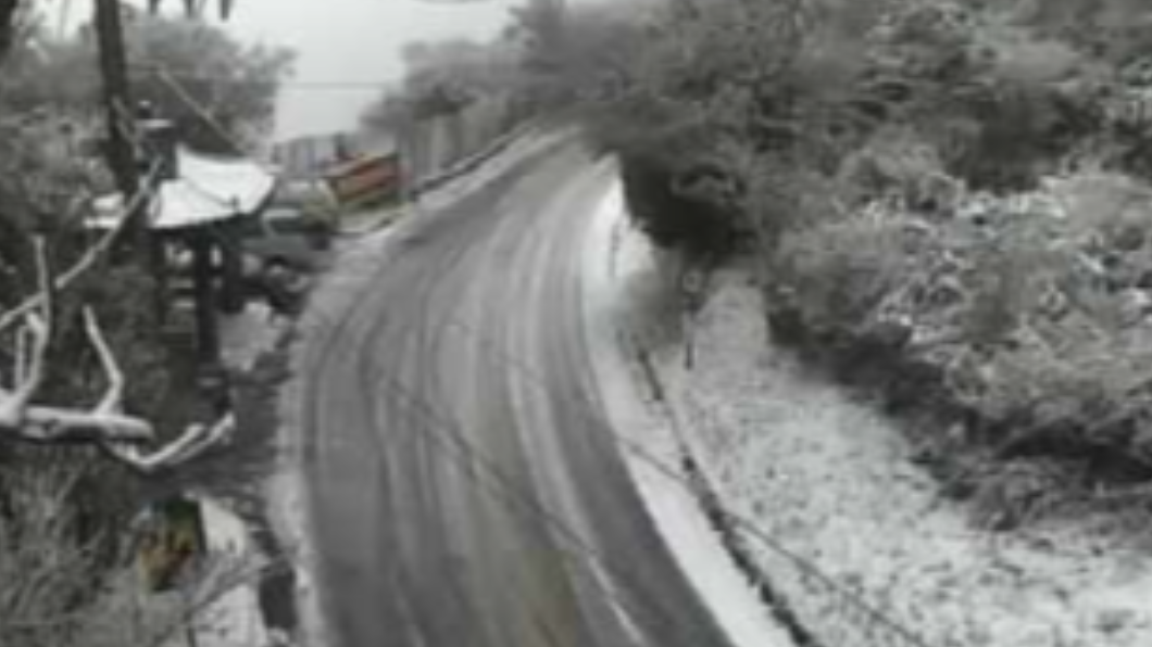 思源啞口降雪。(圖/翻攝自公路總局即時畫面)