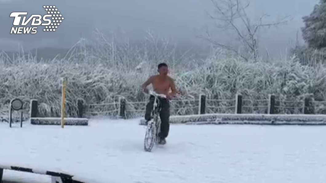騎士在雪地中騎著單車繞行。(圖/TVBS)