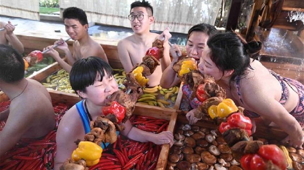 宛如酒池肉林!酒店推「人肉火鍋」溫泉 邊泡邊咬豬