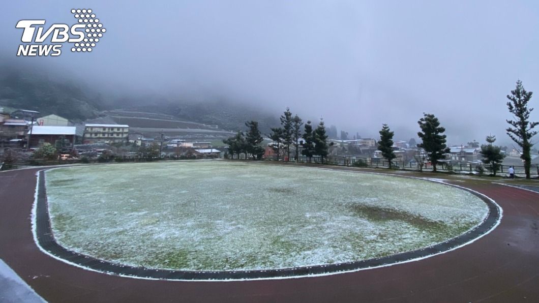 宜縣「最高學府」南山國小下雪 學生樂翻