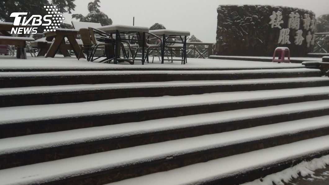 宜蘭棲蘭神木園區清晨下雪。(圖/中央社)