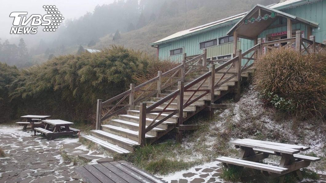 雪霸國家公園飄雪。（圖／中央社）