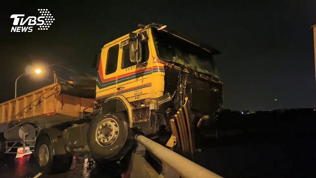 驚險!曳引車遭撞「掛柵欄邊」 險墜蘭陽溪