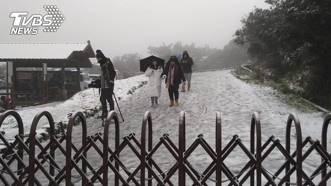 巴拉卡公路飄雪路面結冰 淡水警交管上山車要掛雪鏈