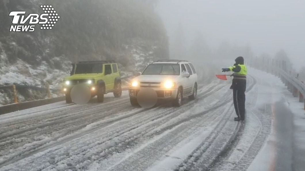 合歡山降初雪 道路傍晚5時起預警封閉「只出不進」