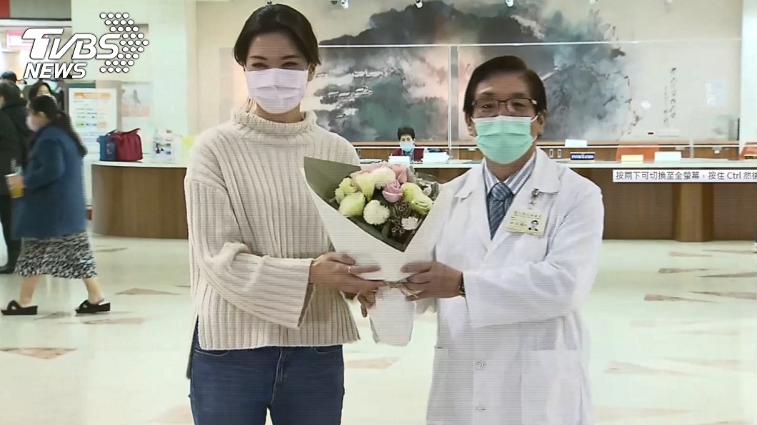 鍾沛君（圖左）在主治醫師許文虎陪同下，出面說明身體情況。（圖／TVBS）