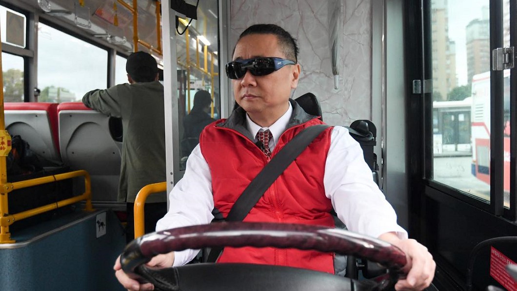 真男人！邰智源「花9個月考到駕照」帥當公車司機