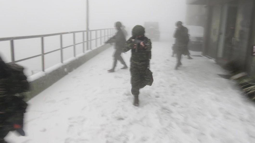 高山站台降雪 海軍「雪地持槍」罕見畫面曝