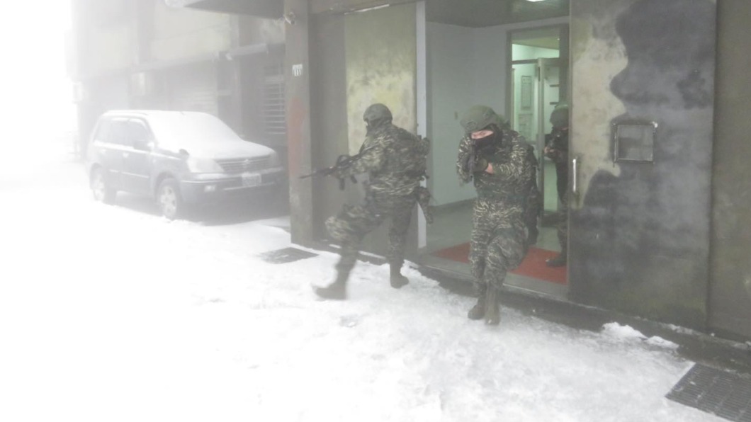 寒流來襲降雪,海軍照常操演。(圖/翻攝自中華民國海軍臉書)