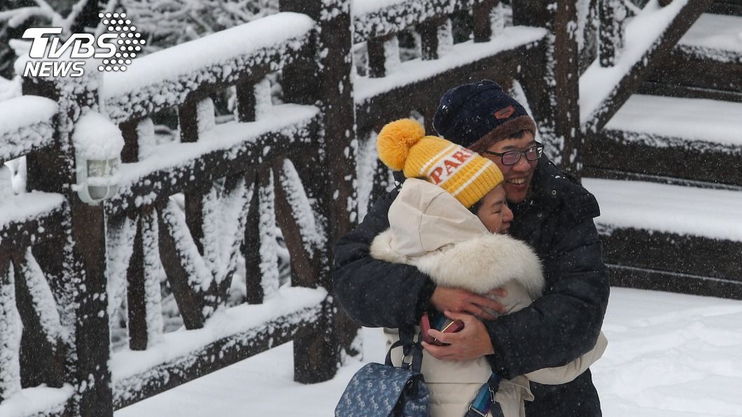 宜蘭太平山浪漫雪景湧車潮 園區籲:午後禁入