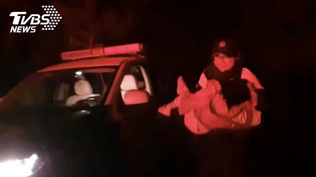 3歲女追雪疑高山症嘔吐不止　警駕車送醫