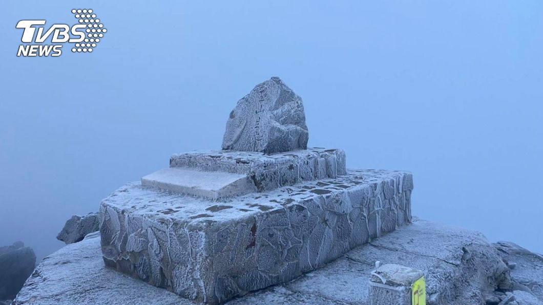 玉山主峰群峰步道零下3度結冰　山友放棄登頂