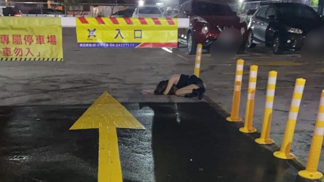 女子穿著清涼,不少網友擔心她會受寒。(圖/翻攝自爆怨公社)
