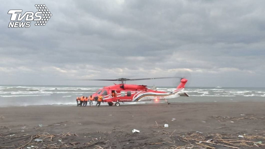 宜蘭漁船外海擱淺 空勤直升機吊掛5人上岸送醫