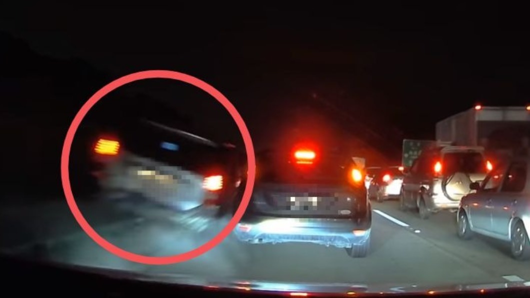 國道「斜身上護欄」超車! 狂駕駛撞斷一排後視鏡