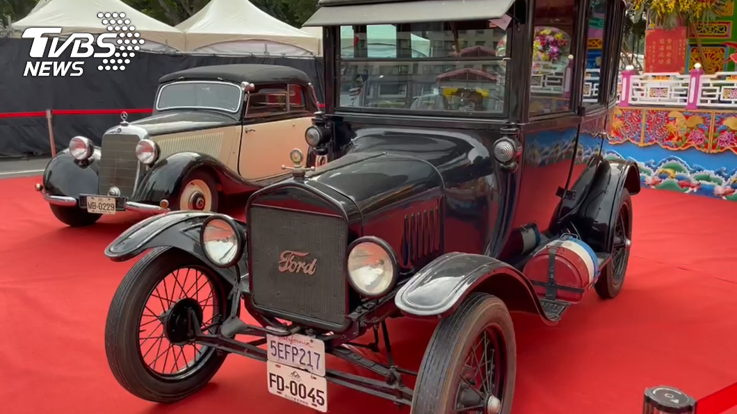活動現場擺出百年老車超吸睛。（圖／TVBS）