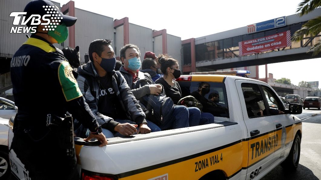 墨西哥地鐵總部發生大火，導致6條地鐵線路中斷，人們坐在警車上。（圖／達志影像路透社）