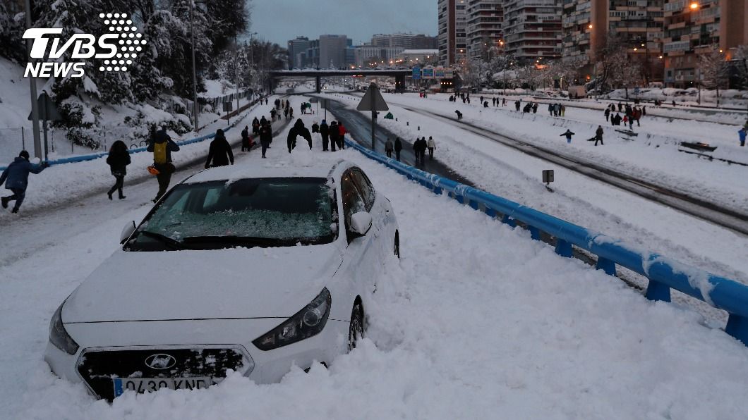 西班牙遇半世紀最大降雪 3死2500名駕駛受困
