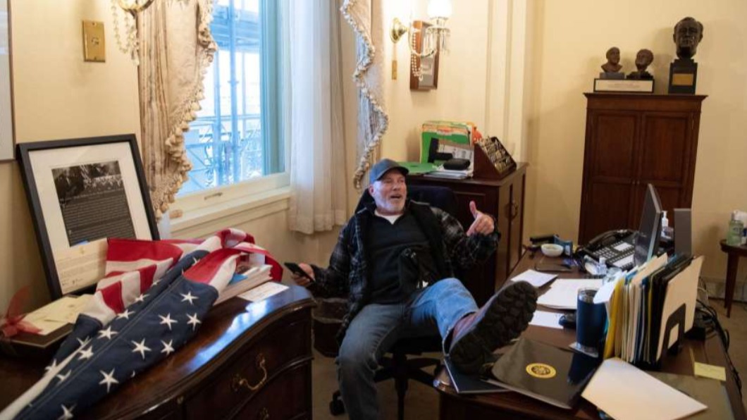 搬走議長講臺、坐辦公室 大鬧國會又2名川粉被捕