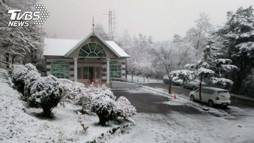 超美!向陽山飄雪 白靄靄風景宛如明信片