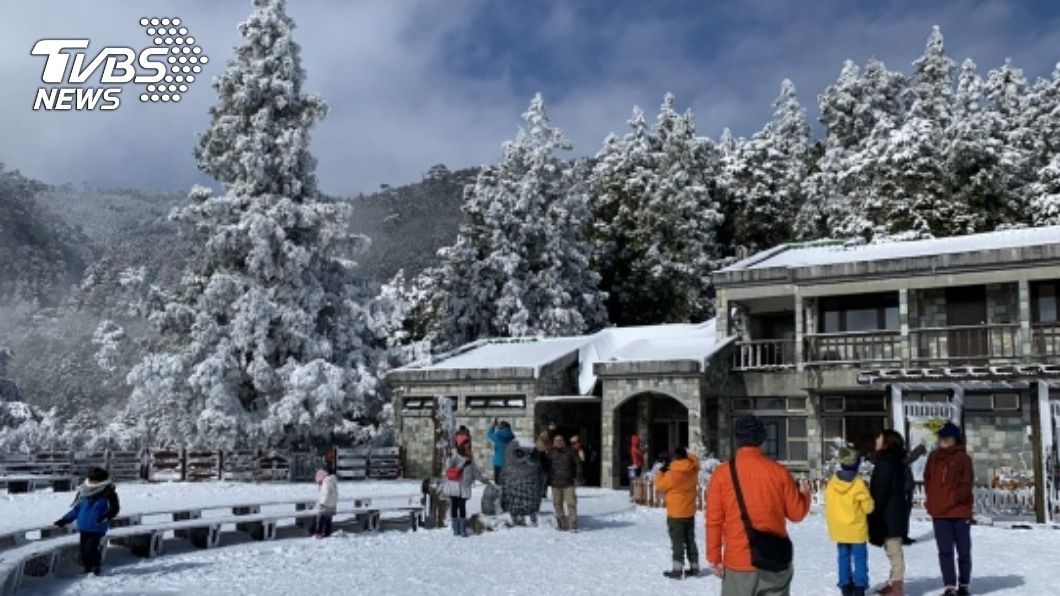 太平山浪漫雪景湧人潮 園方:管制車輛限一出一進