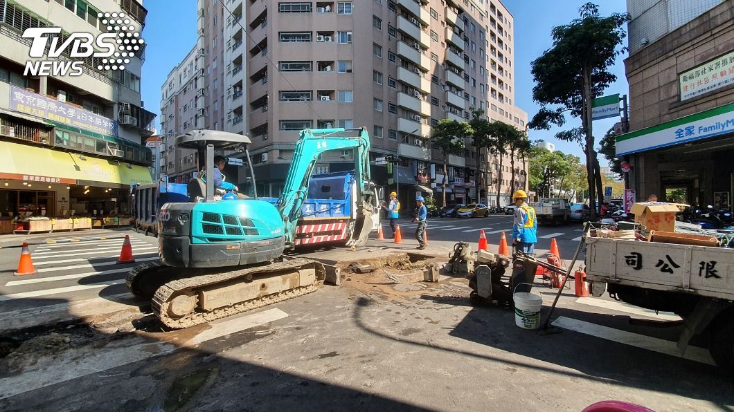 台中北區瓦斯外洩　市府安全起見開挖路面搶修