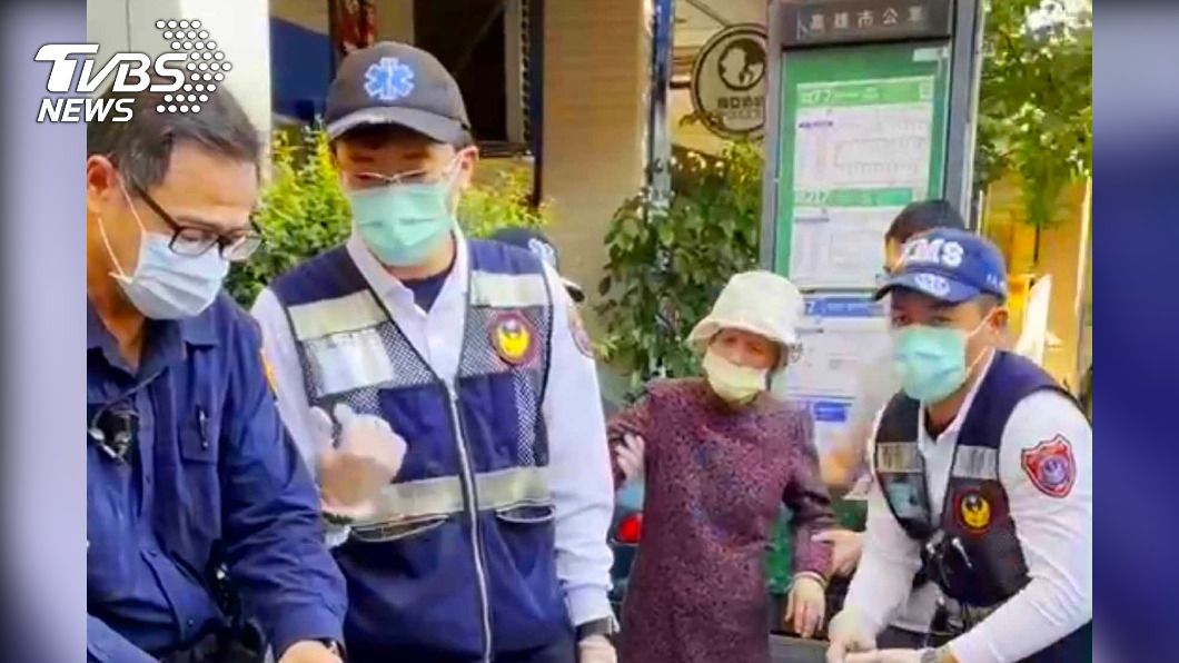 公車急煞害八旬婦跌倒 暖警攙扶下車送醫