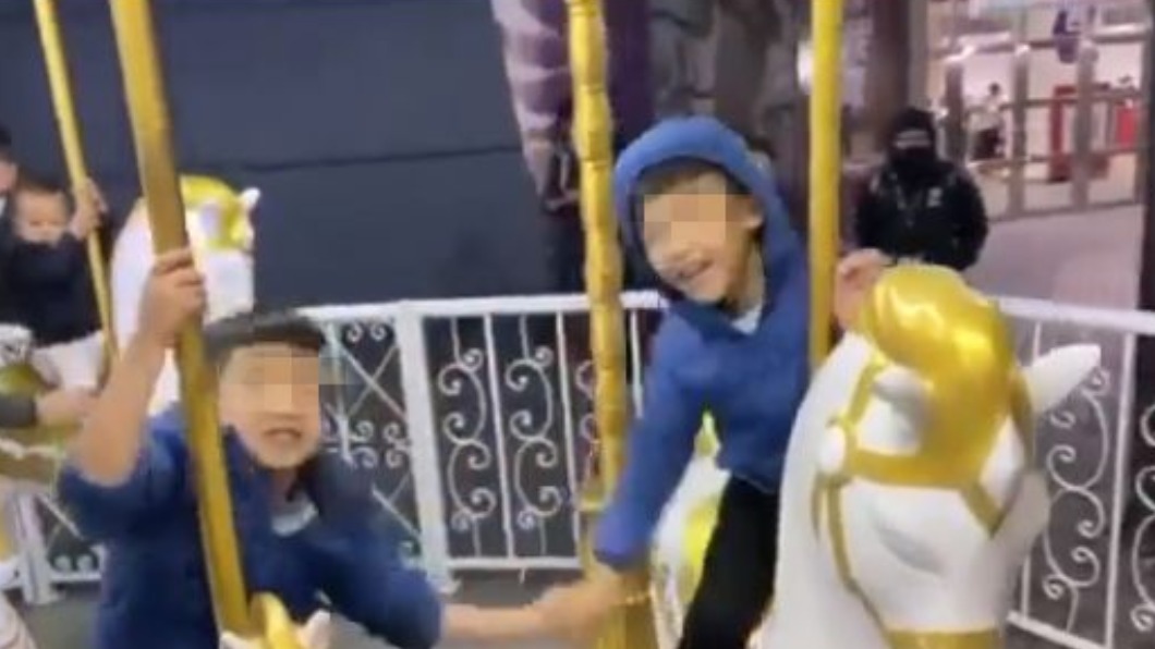黑人兒子玩遊樂設施時未戴口罩。(圖/翻攝自hsinchulioneers IG)
