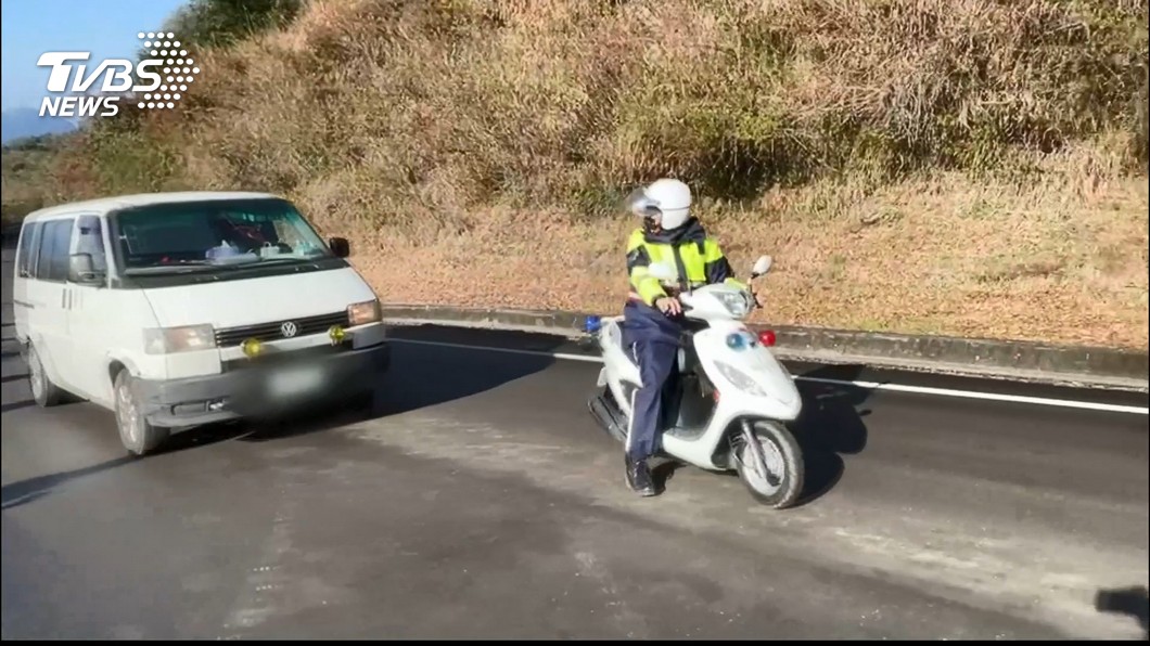 廂型車載8人賞雪　「未掛雪鏈」警追出駕駛無照