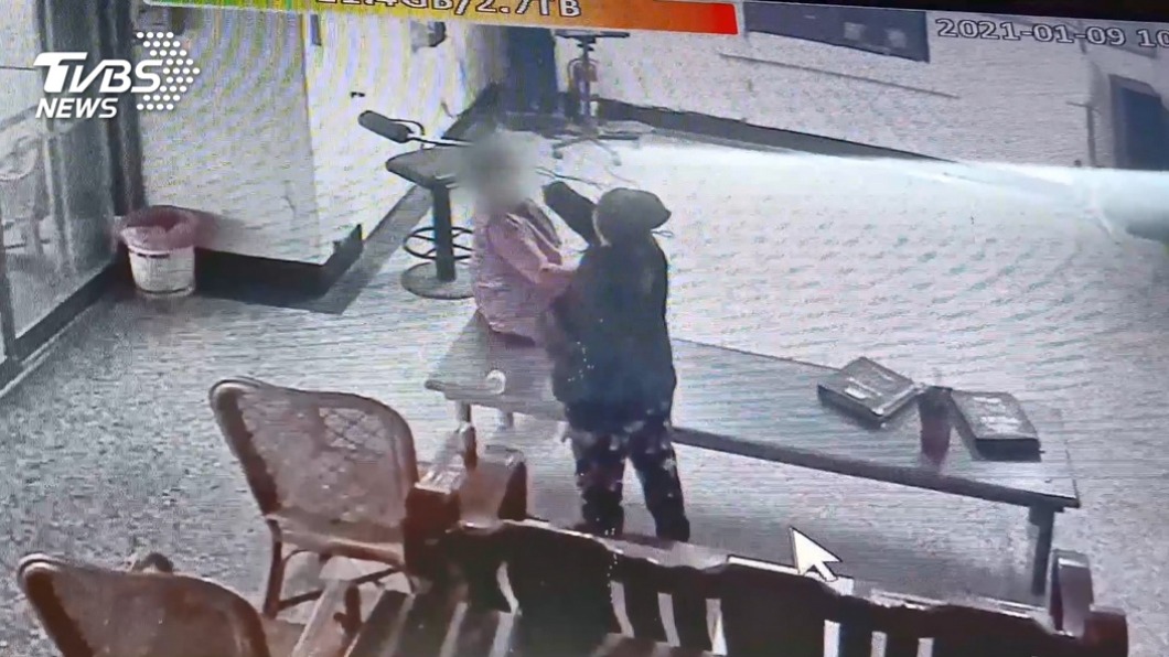 2名婦人一言不合就開打。(圖/TVBS)