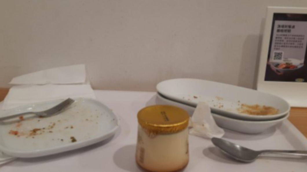 女子用隨身杯占位,返回時發現被人坐走開嗆。(圖/翻攝自爆怨公社)