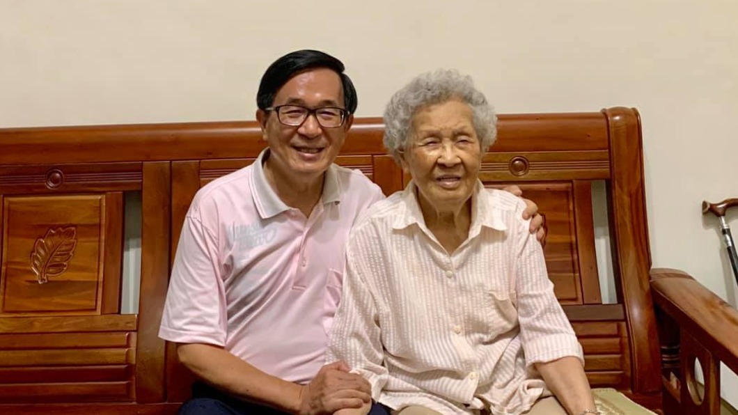 扁媽去年在家中不慎跌倒,多次進出醫院至今。(圖/翻攝自陳水扁臉書)