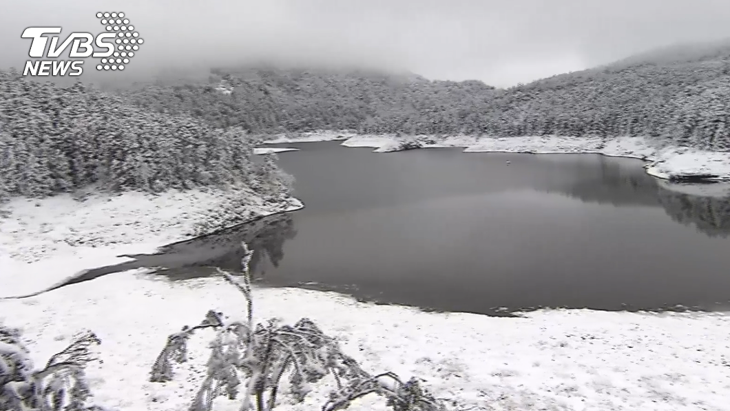 合歡山被白雪覆蓋,吸引許多民眾上山欲一睹美景。(圖/TVBS)