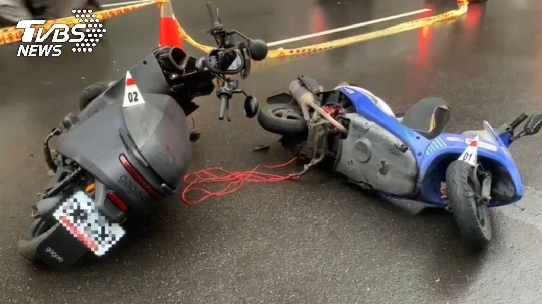 台中文心路2機車擦撞　男騎士遭後車強輾卡車底命危