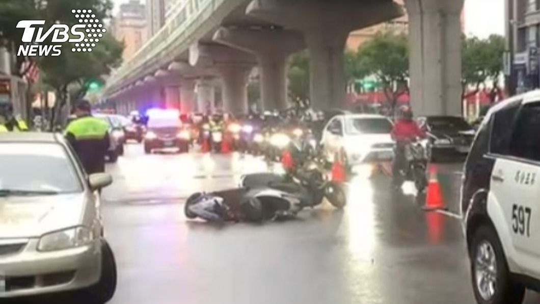 一名騎士遭後車輾壓命危。(圖/TVBS)
