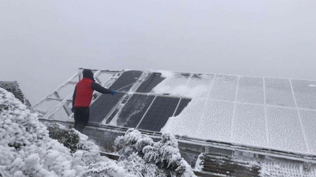 零下14度酷寒「如在冰櫃」！　玉山氣象站員忍凍清雪