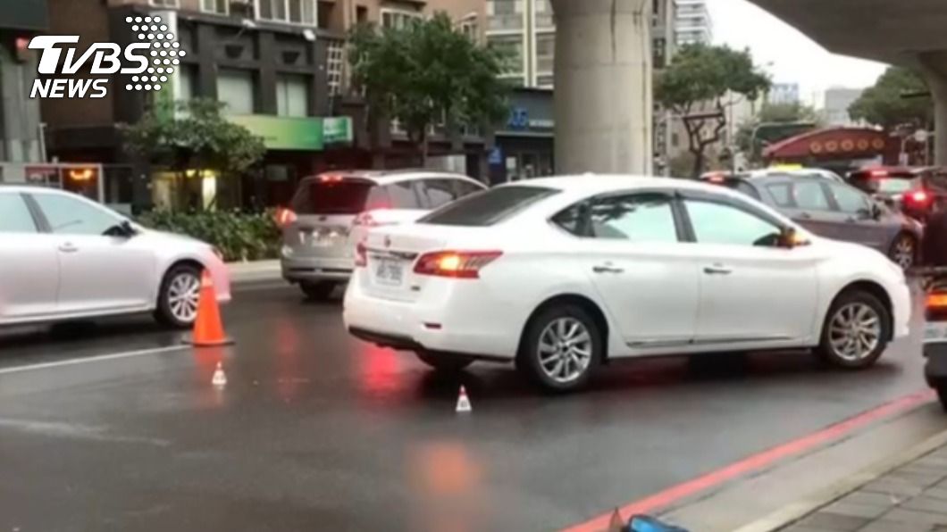 車禍導致周圍交通壅塞。(圖/TVBS)