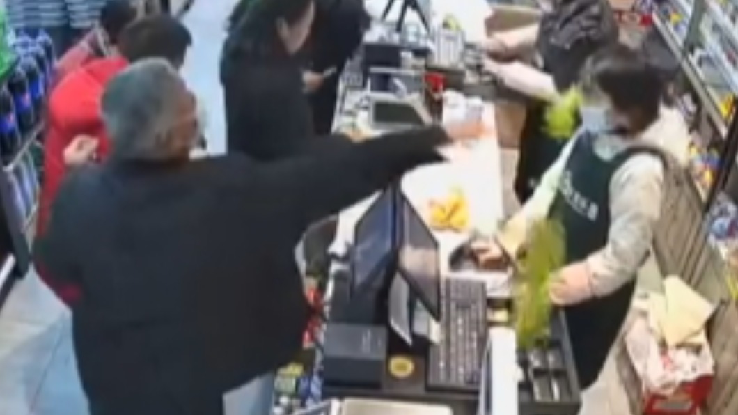 插隊結帳不成秒惱羞　翁拿蔬菜「狠甩」店員巴掌