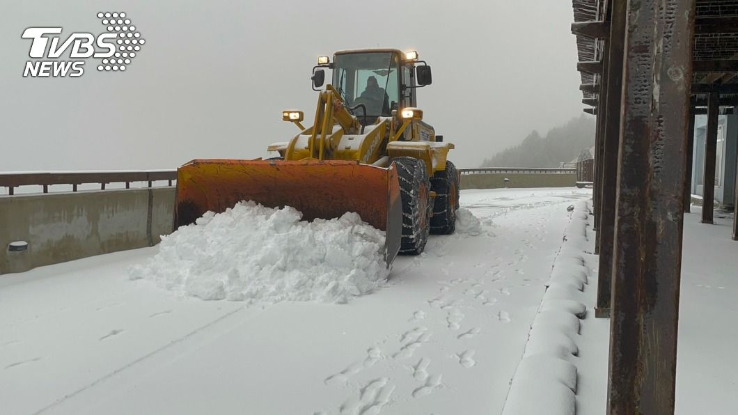 鏟雪車清除積雪。(圖/中央社)