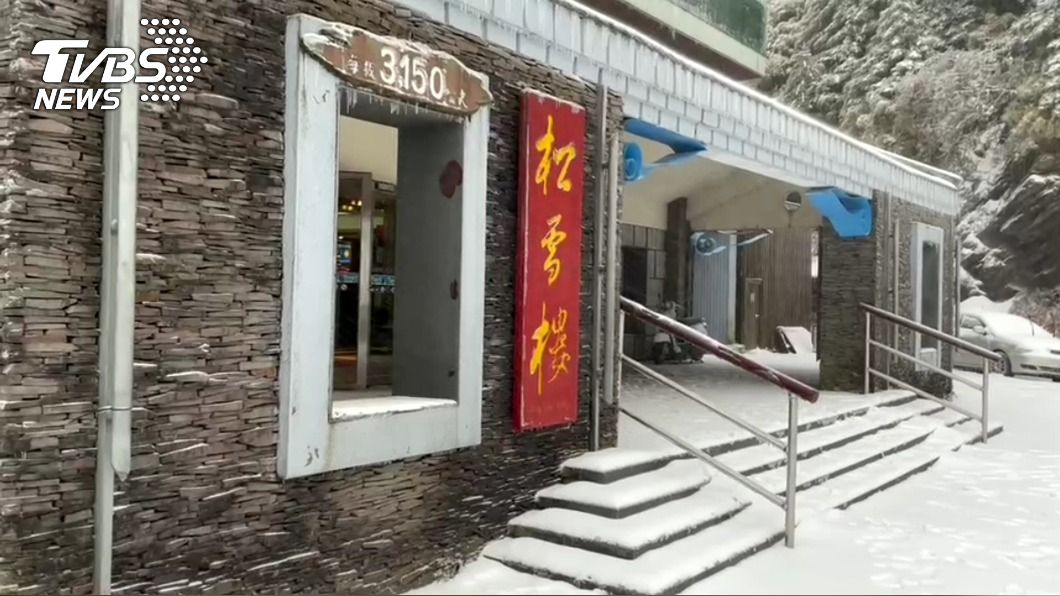 合歡山創入冬最大降雪 上班日追雪族好開心