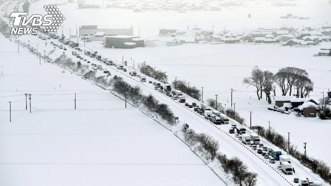 暴風雪襲日本北陸1500車受困 南韓泡麵、橘凍成石