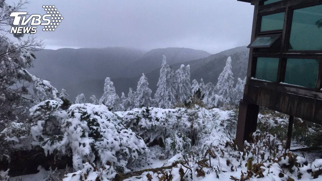 不輸國外美景!太平山下冰霰 遊客賞雪直呼感動