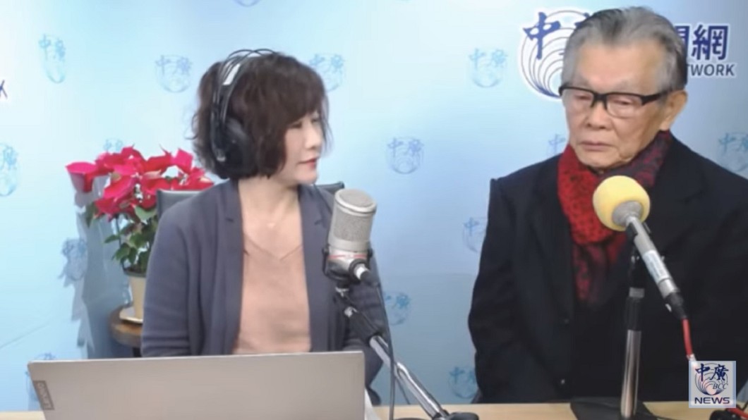 張俊宏(圖右)上王淺秋的廣播節目《千秋萬事》。(圖/翻攝自YouTube中廣新聞網頻道)
