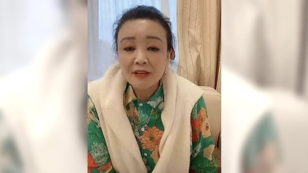 張蘭開直播與網友互動。(圖/翻攝自微博)