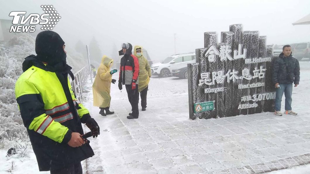 合歡山入冬最大降雪吸遊客 注意道路夜間封閉