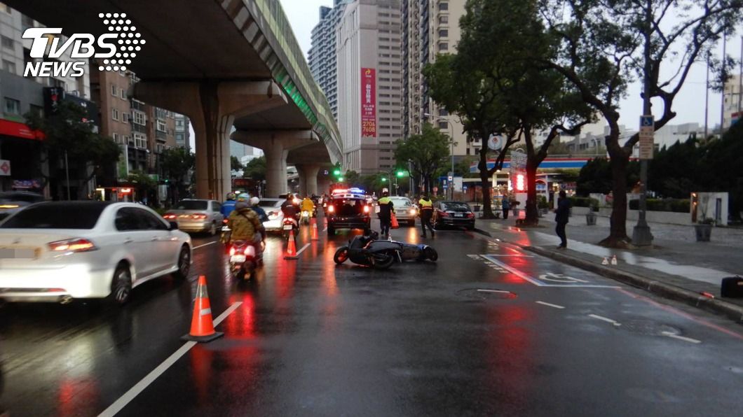 機車騎士疑天雨路滑自摔 連遭3車撞擊卡車底身亡