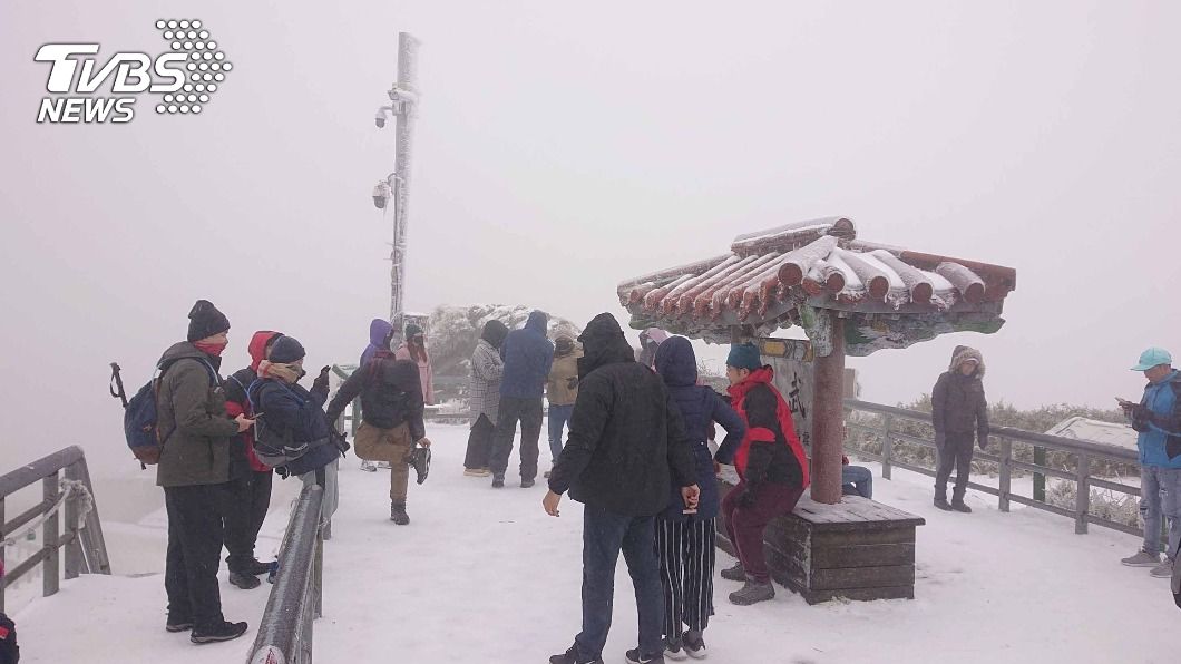 合歡山下雪。(圖/中央社)