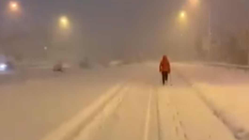 西班牙50年最強風雪!醫護頂寒風「徒步22km」救命