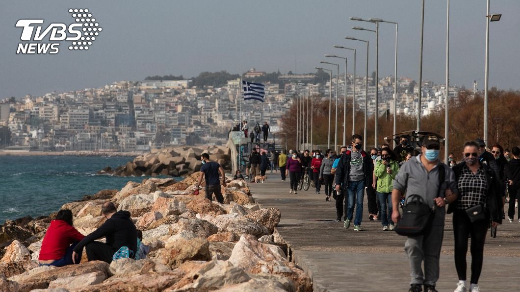 熱浪襲來讓人忘了病毒　希臘高溫28度海灘擠爆