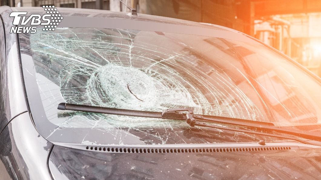 剛噴清潔劑…「車內點菸」悚爆炸 窗戶全碎送醫
